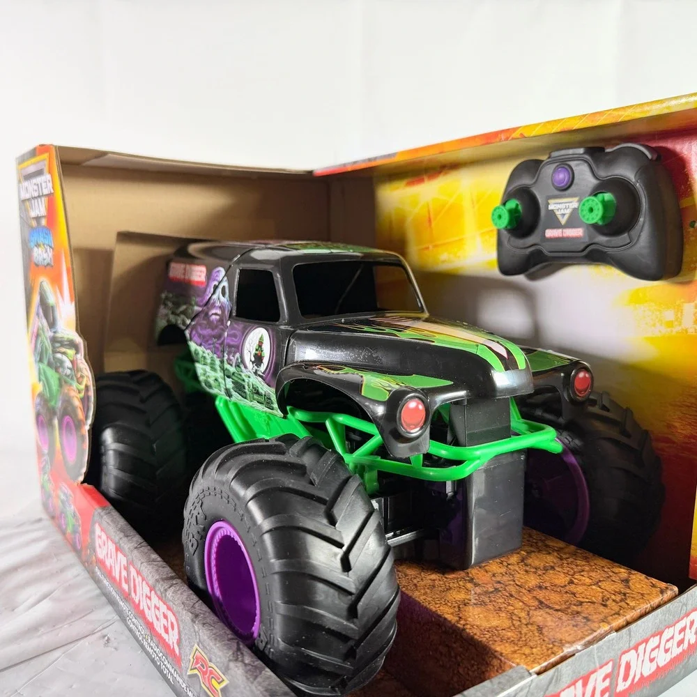 Monster Jam Smash & Bash Grave Digger Remote Control Truck 1:15 Scale New